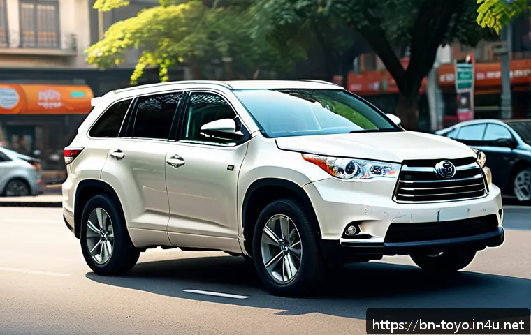 토요타 하이랜더 하이브리드와 닛산 패스파인더 비교 - A sleek and modern Toyota Highlander Hybrid parked on a city street during daytime, showcasing its e...